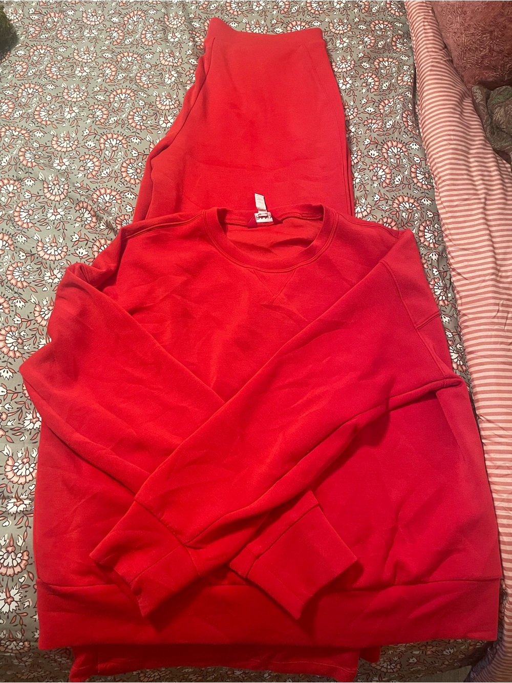 SPANX AirEssentials® set
Wide Leg Track
Pant XL
Crew neck XL
Inseam: regular - Picture 7 of 7